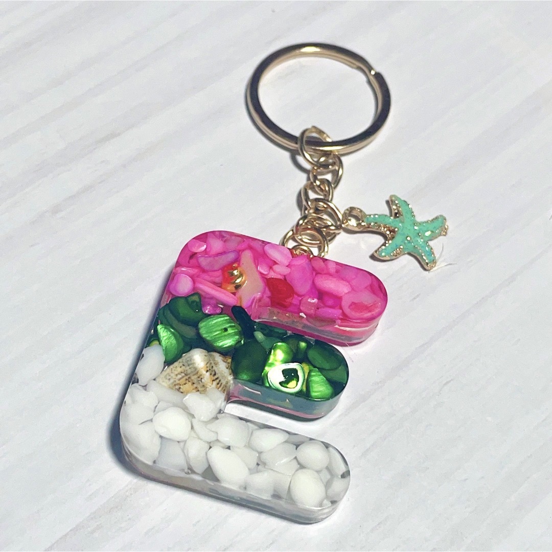 レジン　イニシャルキーホルダー　ハンドメイド ハンドメイドのアクセサリー(チャーム)の商品写真