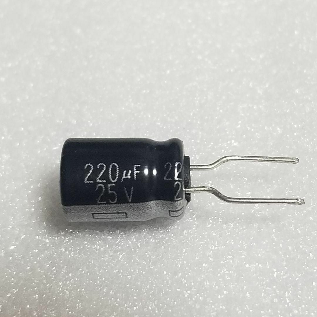 Panasonic(パナソニック)の電解コンデンサ 50V 100uF ・25V 220uF 105℃ 10個 ハンドメイドの素材/材料(各種パーツ)の商品写真