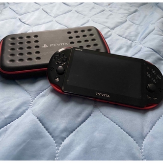 プレイステーションヴィータ(PlayStation Vita)のpsvita2000レッド/ブラック本体のみ(携帯用ゲーム機本体)