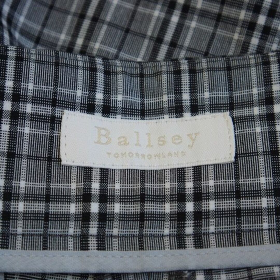 Ballsey(ボールジィ)のBallsey ボールジィ ポリエステルレーヨン フロントタッククロップドパンツ レディースのパンツ(クロップドパンツ)の商品写真