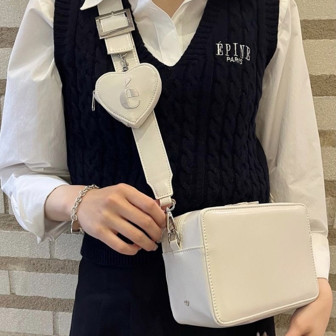 é Heart pouch shoulder strap bag