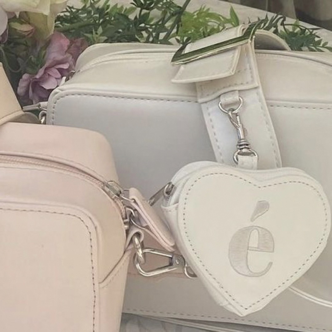 低価格で大人気の é Heart pouch shoulder strap bag epine | artfive