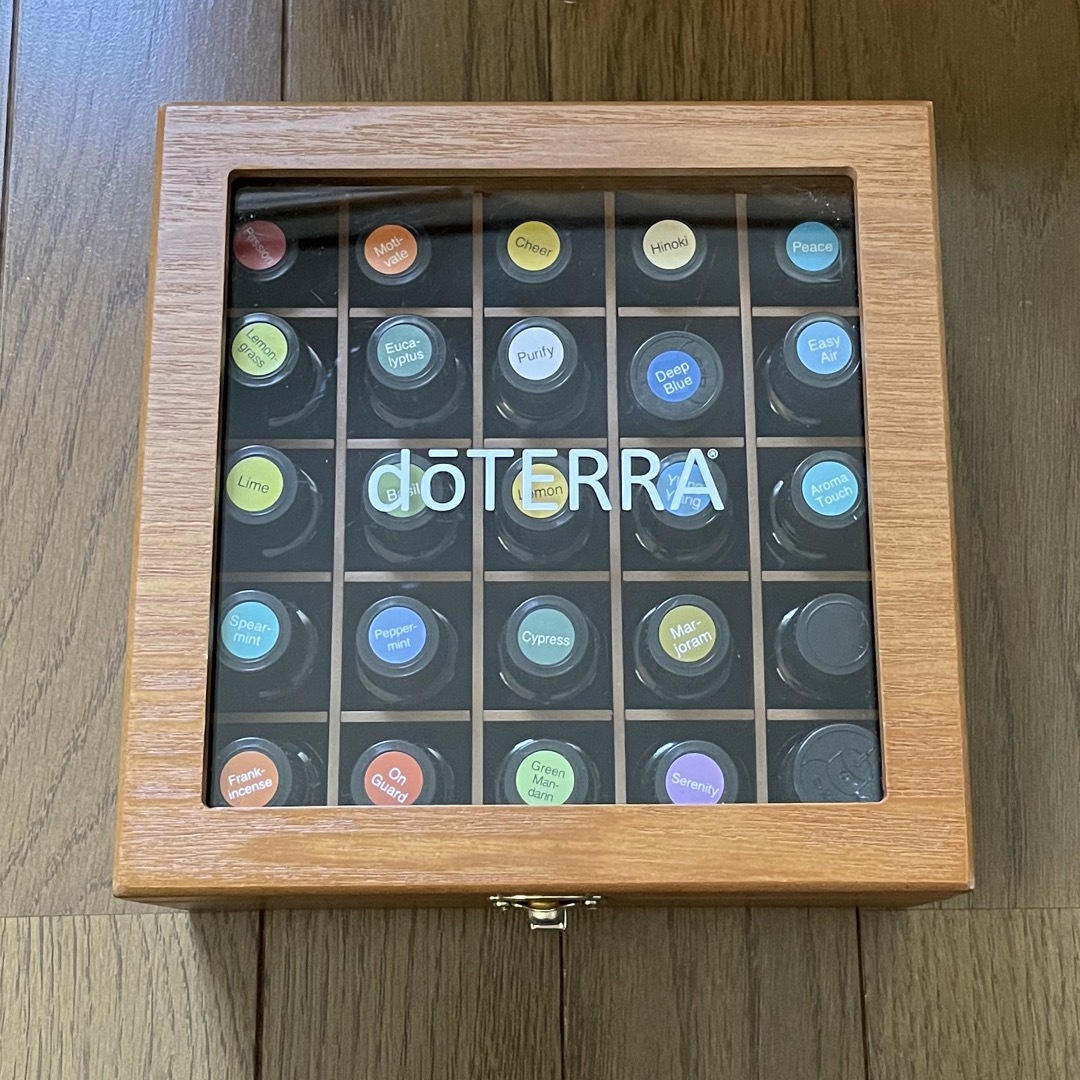 doTERRA(ドテラ)の【開封済み】ドテラdoTERRA 木製ボックス付きエッセンシャルオイル25本 コスメ/美容のリラクゼーション(エッセンシャルオイル（精油）)の商品写真