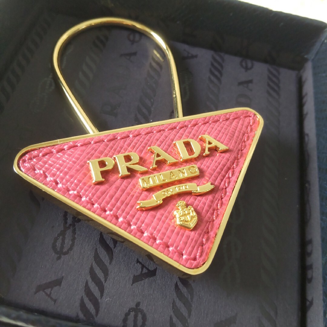 超美品 プラダ PRADA ピンク キーリング サフィアーノ 三角プレート