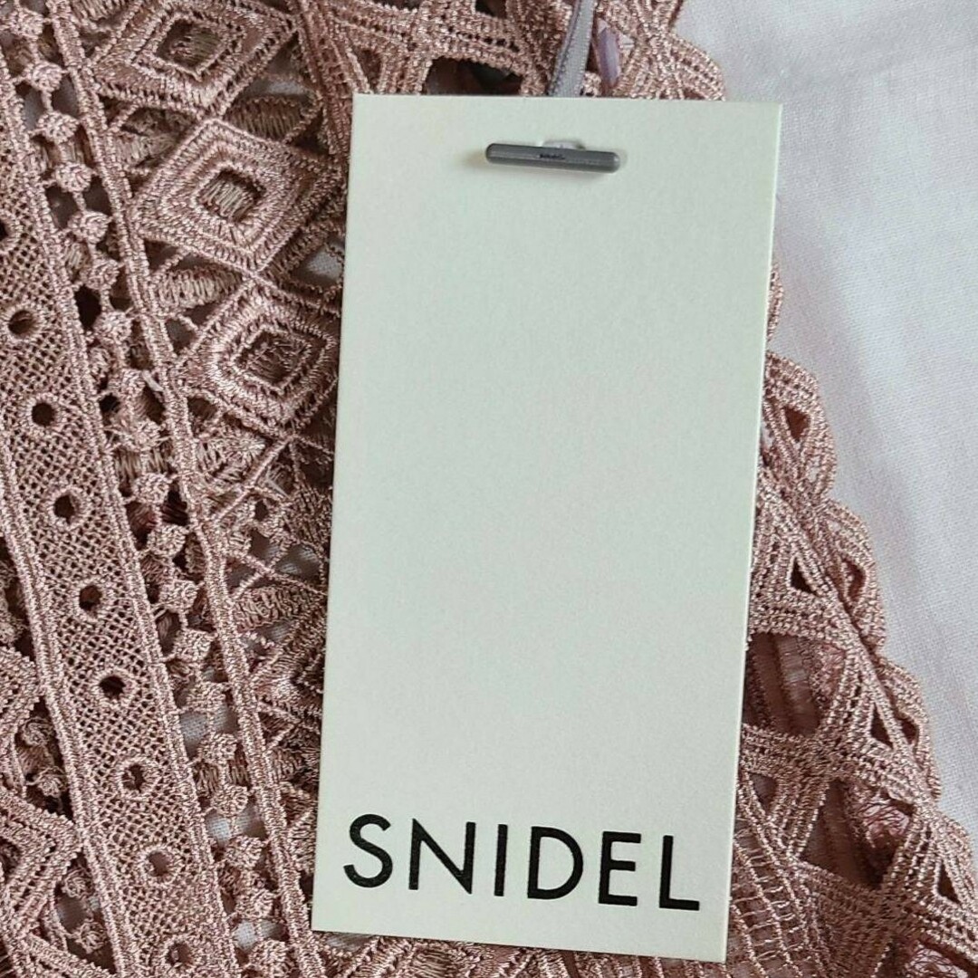 SNIDEL(スナイデル)のスナイデル【SNIDEL】リボン　レーストップス　フリル レディースのトップス(シャツ/ブラウス(半袖/袖なし))の商品写真