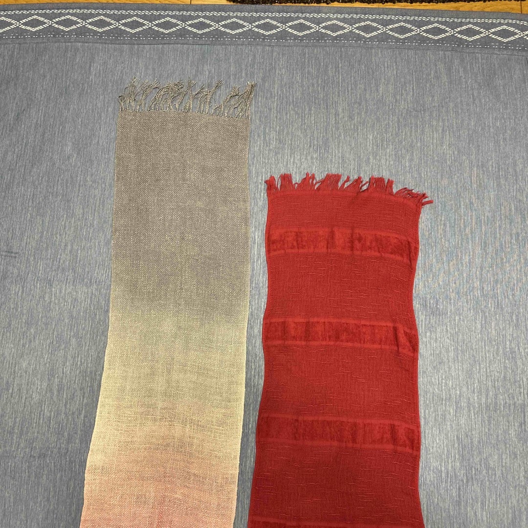 ストール２枚　ピンクとグレーのグラデーションと赤　 レディースのファッション小物(マフラー/ショール)の商品写真