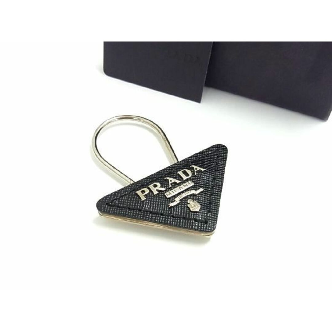 ■極美品■ プラダ PRADA プラダ サフィアーノレザー キーホルダー キーリング チャーム ブラック系×シルバー系 AH2252sZ状態