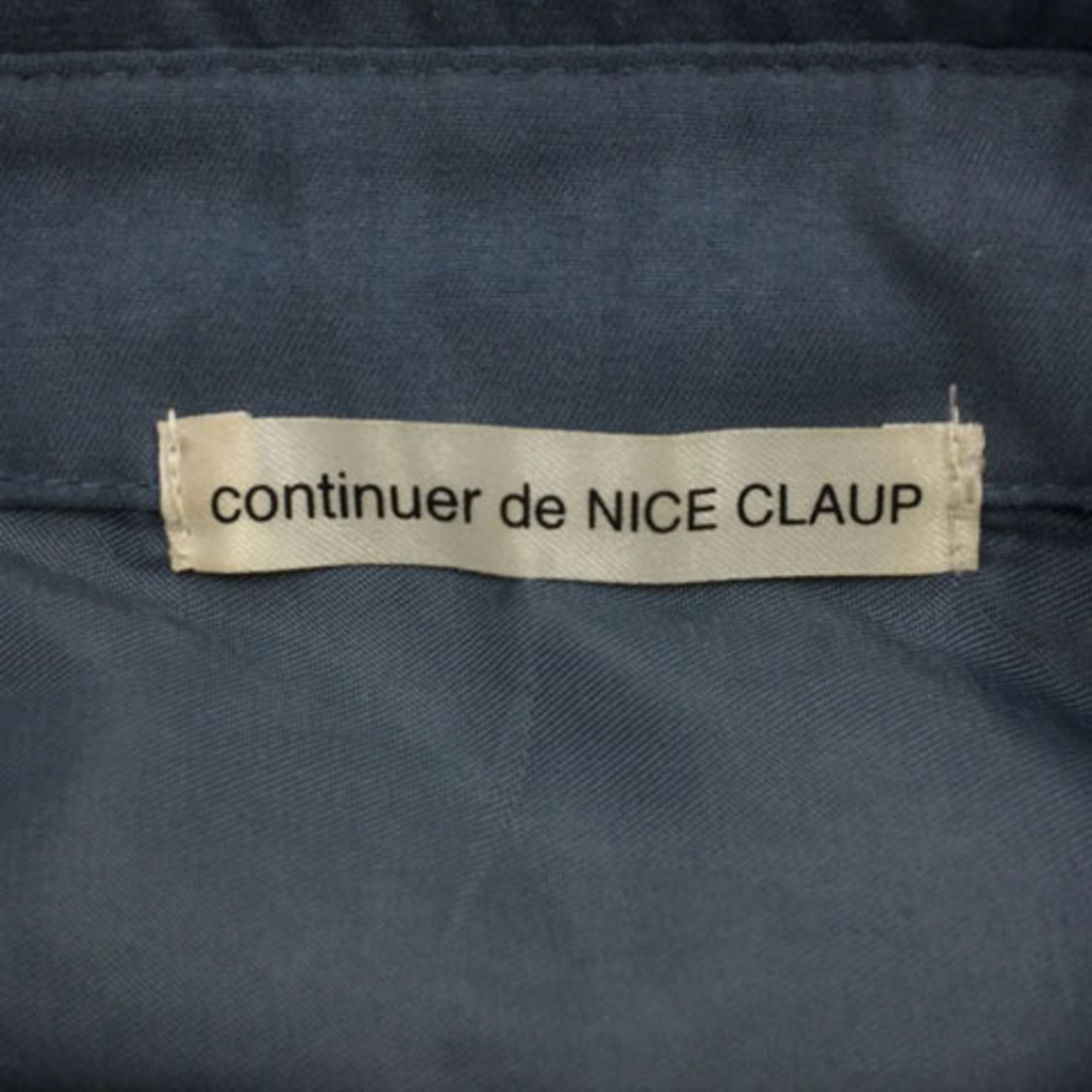 NICE CLAUP(ナイスクラップ)のナイスクラップ Continuer de シャツ ブラウス ロゴ 長袖 水色 レディースのトップス(シャツ/ブラウス(長袖/七分))の商品写真