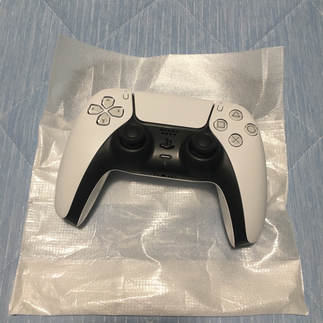 PlayStation PS5 Dualsenseワイヤレスコントローラー 純正 白の通販 by ブイブイ's  shop｜プレイステーションならラクマ