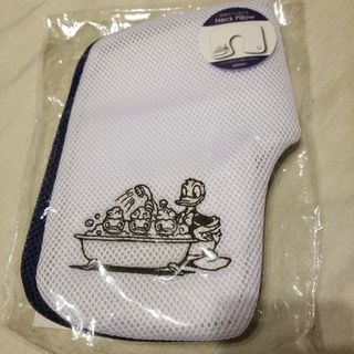 ディズニー(Disney)のネックピロー　ドナルド(旅行用品)