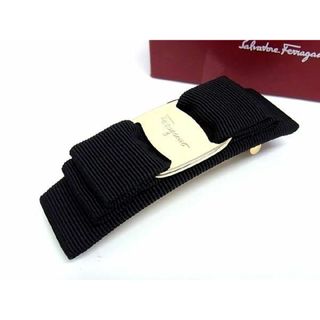 サルヴァトーレフェラガモ(Salvatore Ferragamo)の■新品同様■ SalvatoreFerragamo フェラガモ ヴァラリボン キャンバス ゴールド金具 バレッタ ヘアアクセサリー ブラック系 AM6436 (その他)