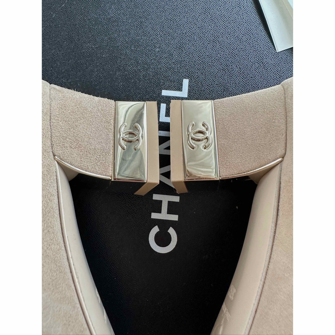 CHANEL(シャネル)のCHANEL シャネル　パンプス バイカラー　ヒール付きココマーク　36.5 レディースの靴/シューズ(ハイヒール/パンプス)の商品写真