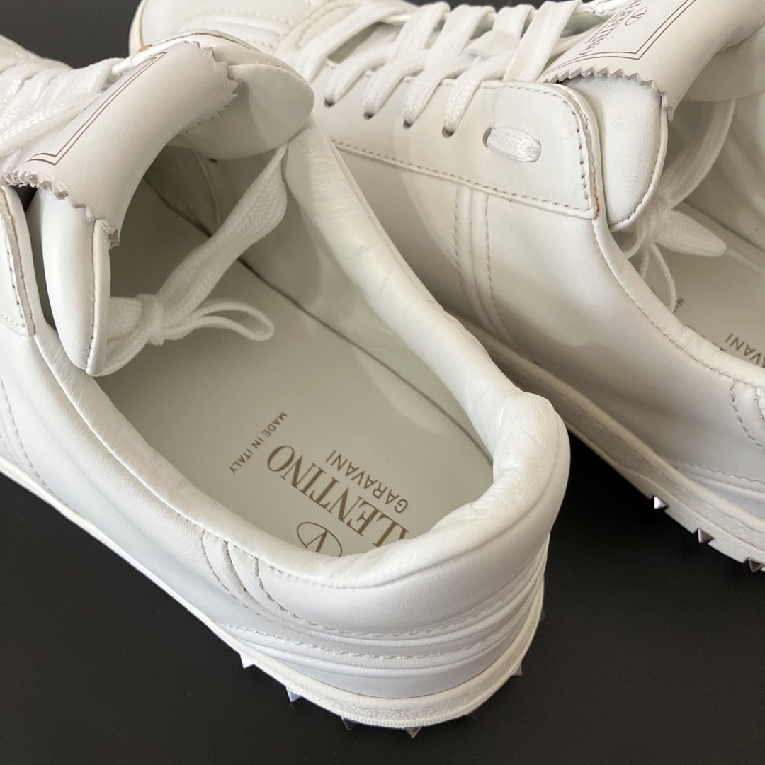 valentino garavani(ヴァレンティノガラヴァーニ)のヴァレンティノ　スタッズ　ホワイト　スニーカー　美品 メンズの靴/シューズ(スニーカー)の商品写真