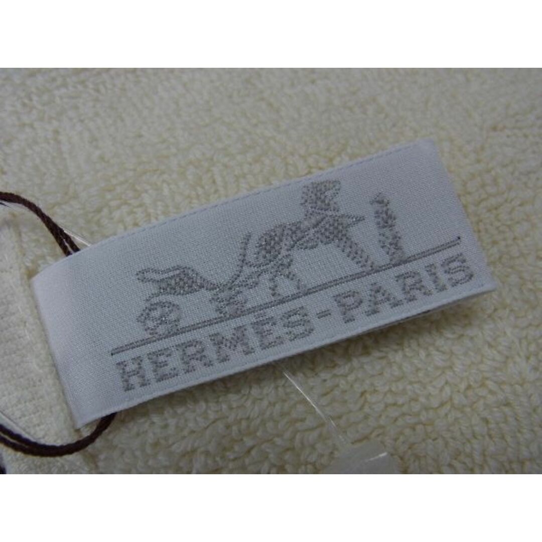 Hermes(エルメス)の ■新品■未使用■ HERMES エルメス ステアーズ コットン100％ ハンドタオル ハンカチ アイボリー系 BD9765  レディースのファッション小物(その他)の商品写真