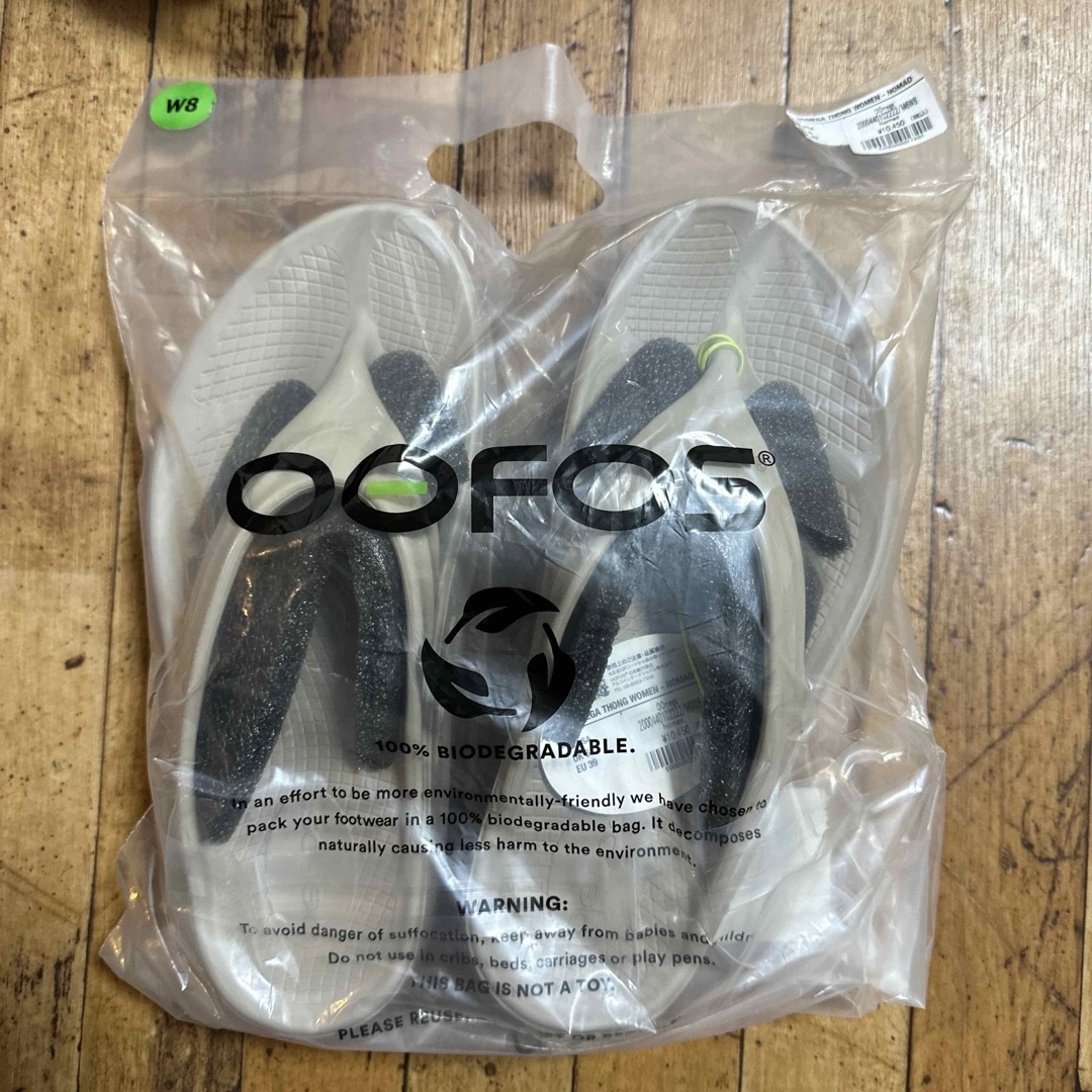 OOFOS(ウーフォス)の25  ウーフォス ウーメガ 厚底 ノマド ベージュ レディースの靴/シューズ(サンダル)の商品写真