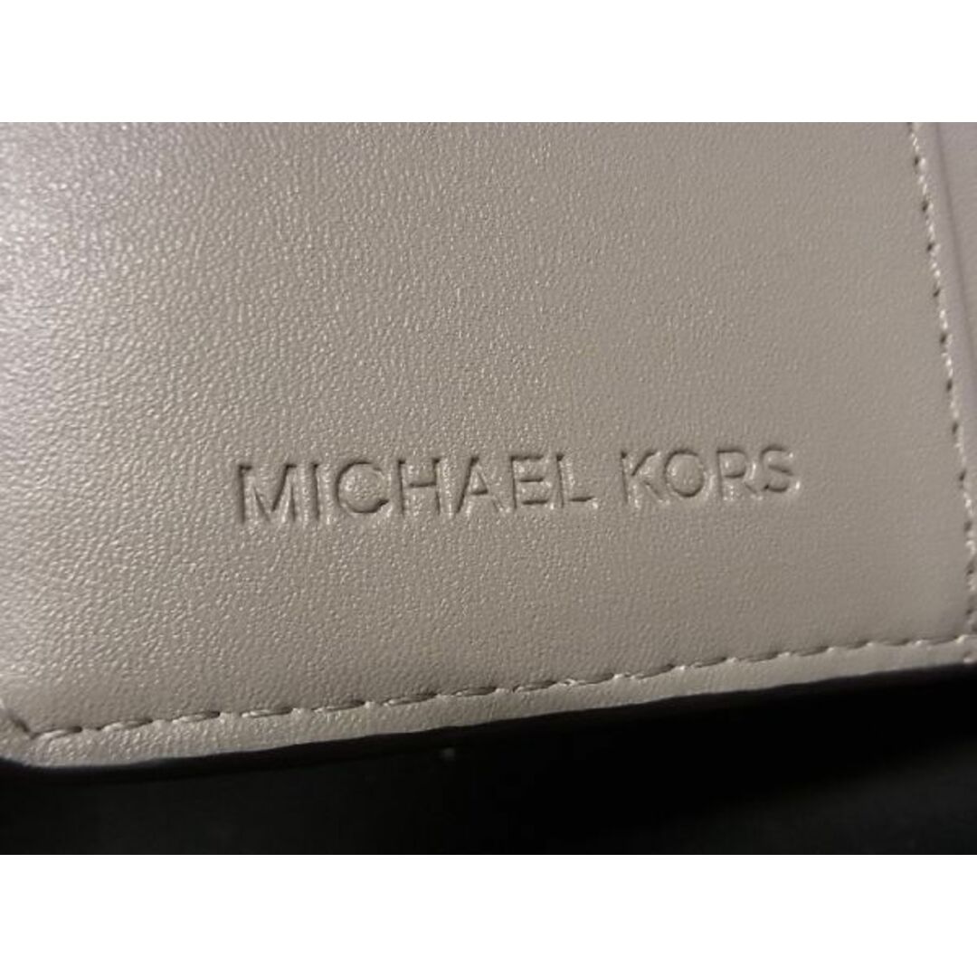 Michael Kors(マイケルコース)の■新品■未使用■ MICHAEL KORS マイケルコース MK柄 JET SET TRAVEL PVC 二つ折り 財布 ウォレット ホワイト系×グレー系 AN1343 レディースのファッション小物(その他)の商品写真