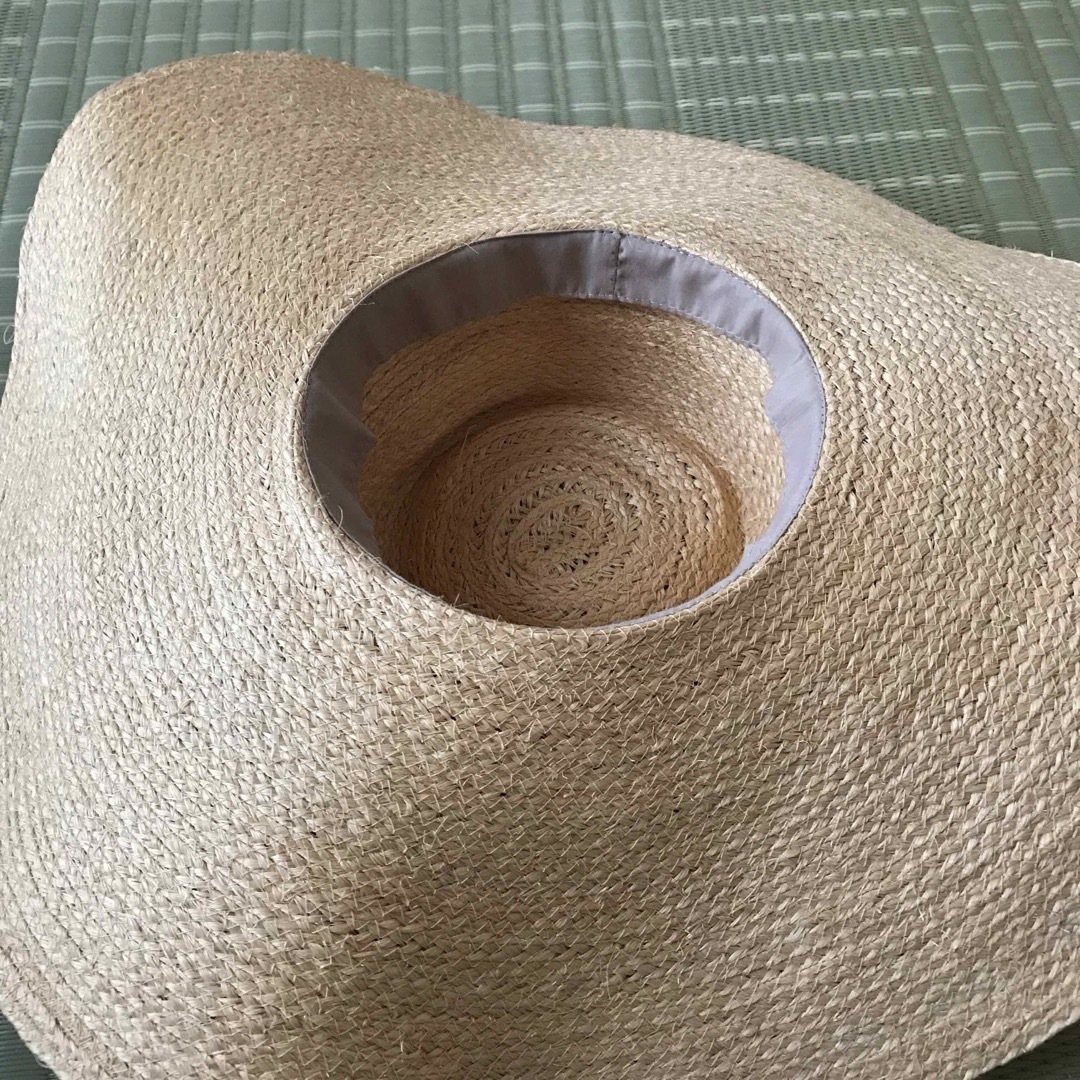 ツバの広い　麦わら帽子 レディースの帽子(麦わら帽子/ストローハット)の商品写真