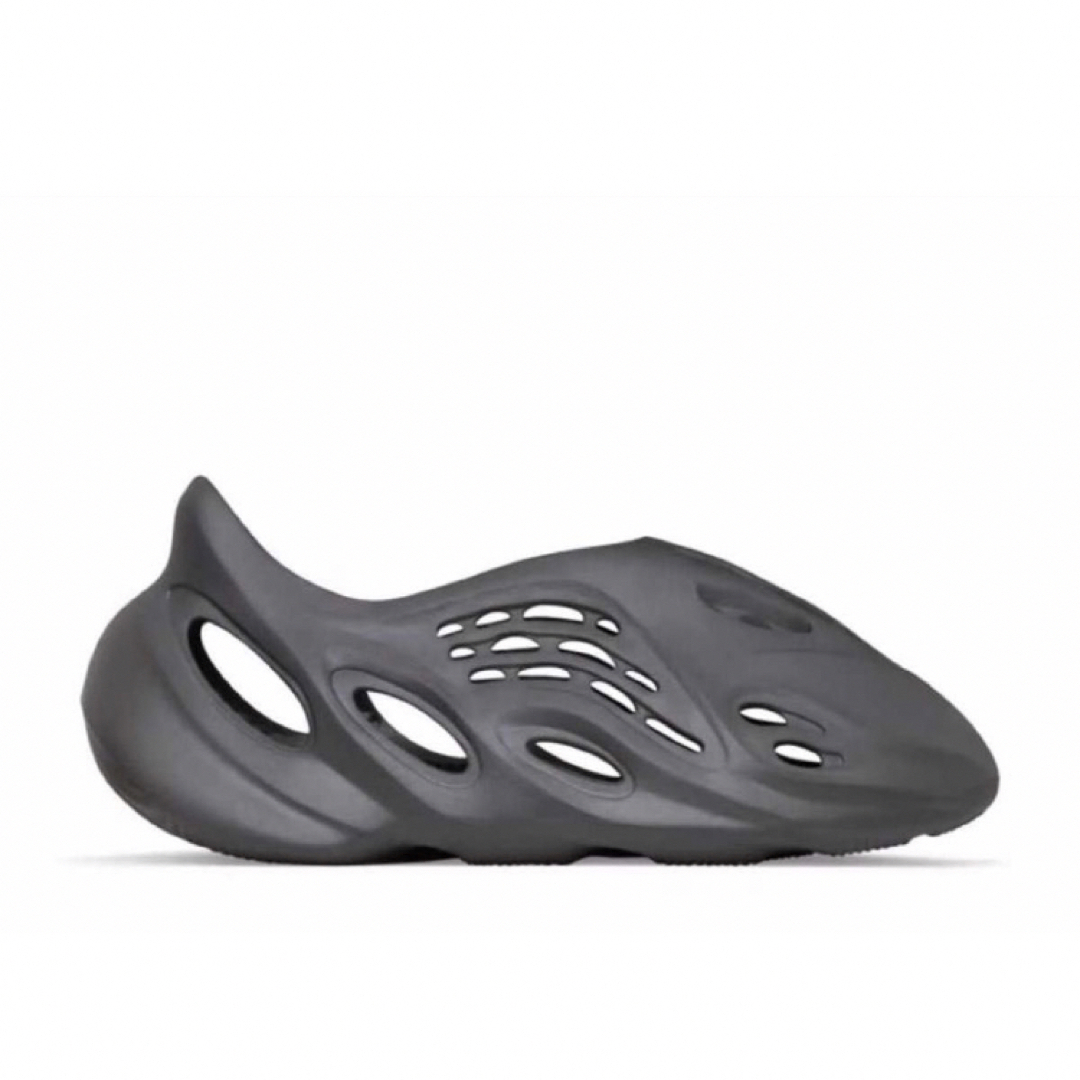 YEEZY（adidas）(イージー)のadidas YEEZY Foam Runner "Carbon メンズの靴/シューズ(サンダル)の商品写真