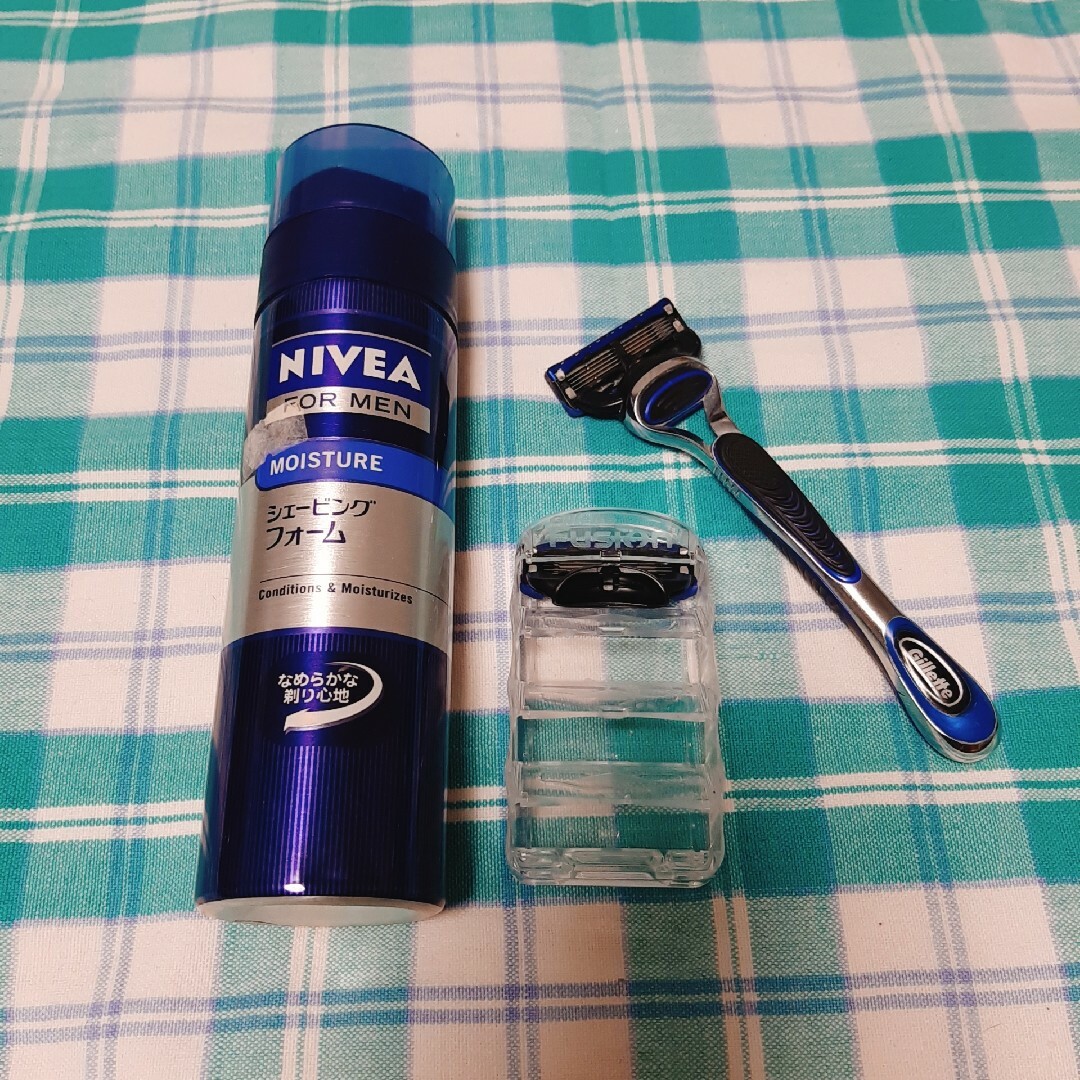 gilet(ジレ)の新品含＊NIVEA＊GILLETTE＊カミソリ&シェービングフォーム　セット コスメ/美容のシェービング(カミソリ)の商品写真