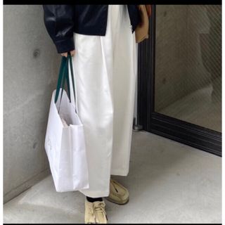 マーガレットハウエルのセンタープレスパンツ-