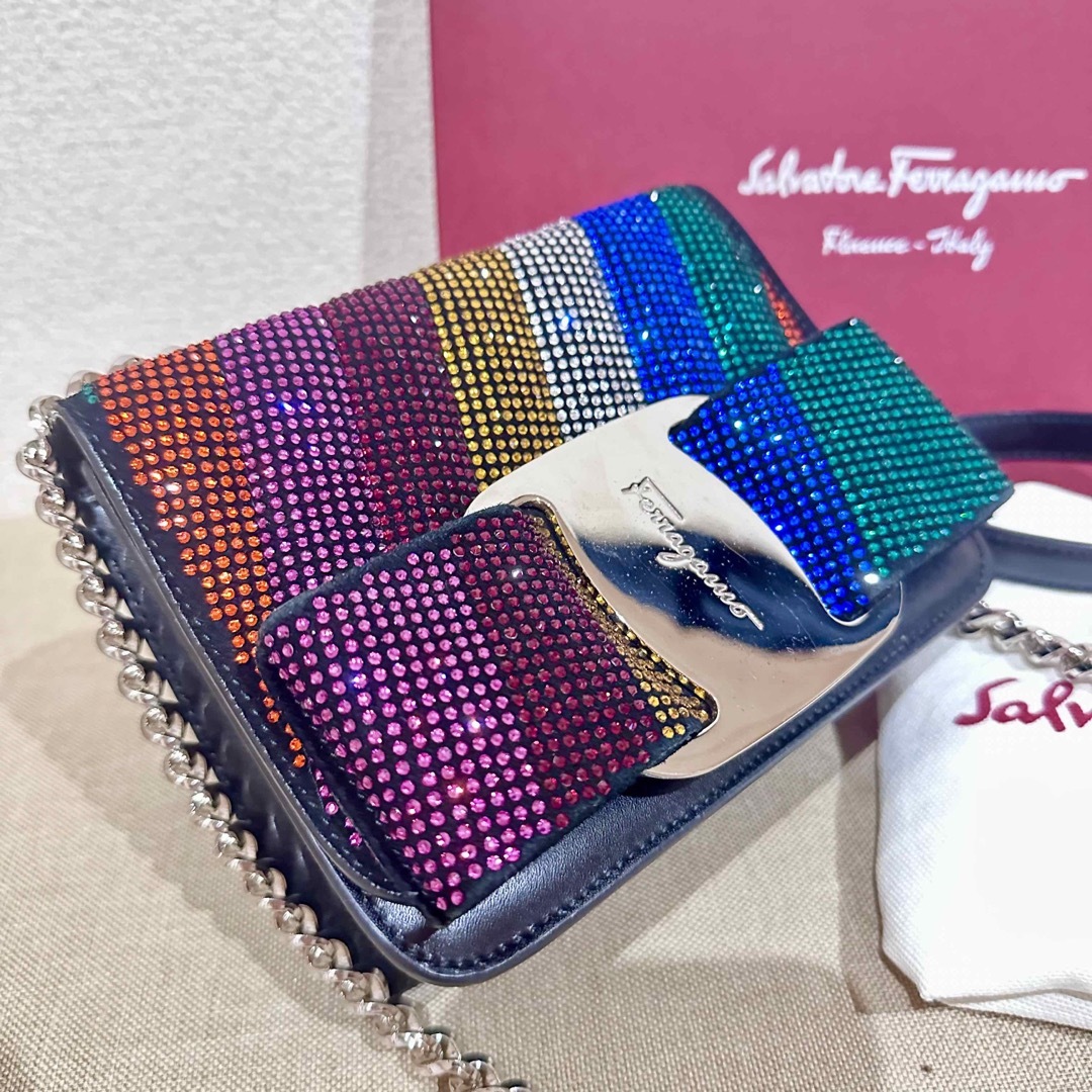 Salvatore Ferragamo(サルヴァトーレフェラガモ)の限定Salvatore Ferragamoスワロフスキーヴァラチェーンバッグ レディースのバッグ(ショルダーバッグ)の商品写真