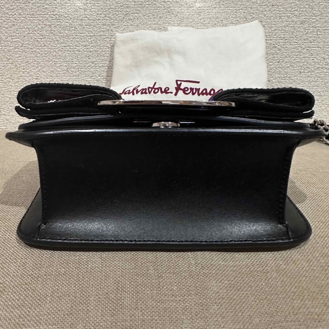 Salvatore Ferragamo(サルヴァトーレフェラガモ)の限定Salvatore Ferragamoスワロフスキーヴァラチェーンバッグ レディースのバッグ(ショルダーバッグ)の商品写真