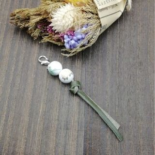 陶器ビーズと本革のチャーム　ホワイト花柄2連　約1cm × 2ヶ　ハンドメイド(チャーム)