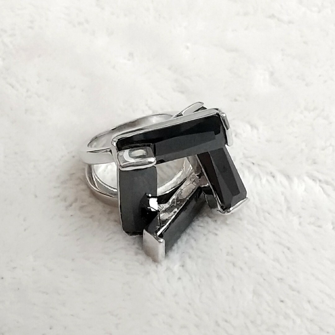 リング 黒 石 シルバー色 ストーン カッティング レディースのアクセサリー(リング(指輪))の商品写真