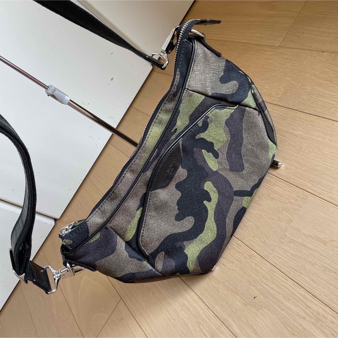 ペッレモルビダ PELLE MORBIDAカモフラボディバッグON008中古 ボディー