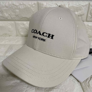 コーチ(COACH)の【新品】COACH ベースボールキャップ　ホワイト　コットン(キャップ)
