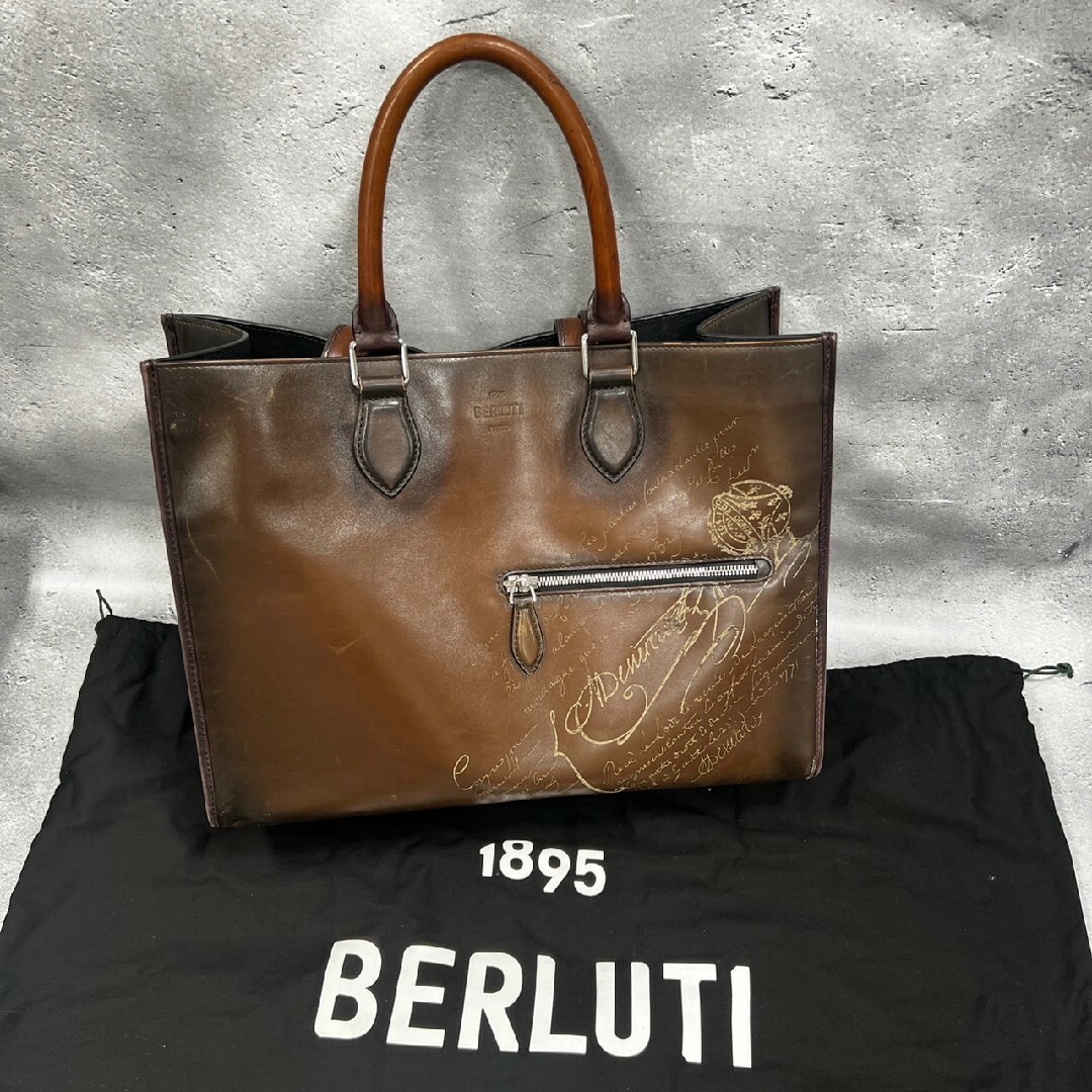 Berluti(ベルルッティ)のベルルッティ ウリス トートバッグ カリグラフィ スクリット レザー ショルダー メンズのバッグ(トートバッグ)の商品写真