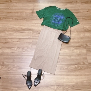 スピックアンドスパン(Spick & Span)のスポーツmixコーデ♡NIKETシャツスピック&スパンタイトスカート(ロングスカート)