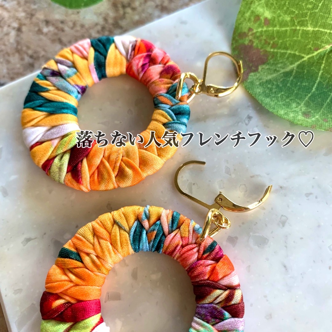 43mmリング揺れるフープピアス☆カラフルオレンジ 派手可愛い 夏 秋 個性 レディースのアクセサリー(ピアス)の商品写真