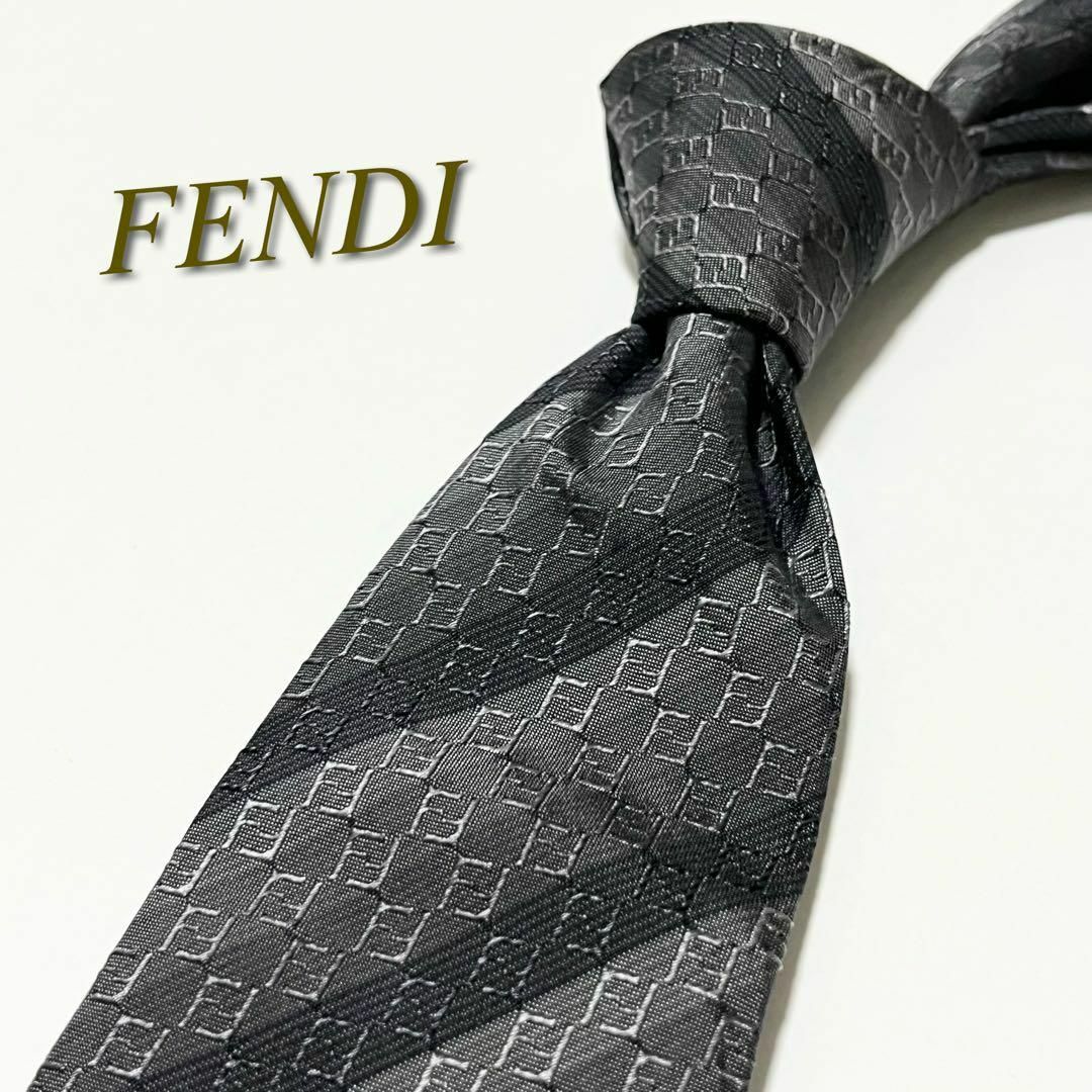 FENDI(フェンディ)の【極美品】フェンディ ネクタイ ズッカ柄×ストライプ柄 ジャカード織 シルク メンズのファッション小物(ネクタイ)の商品写真