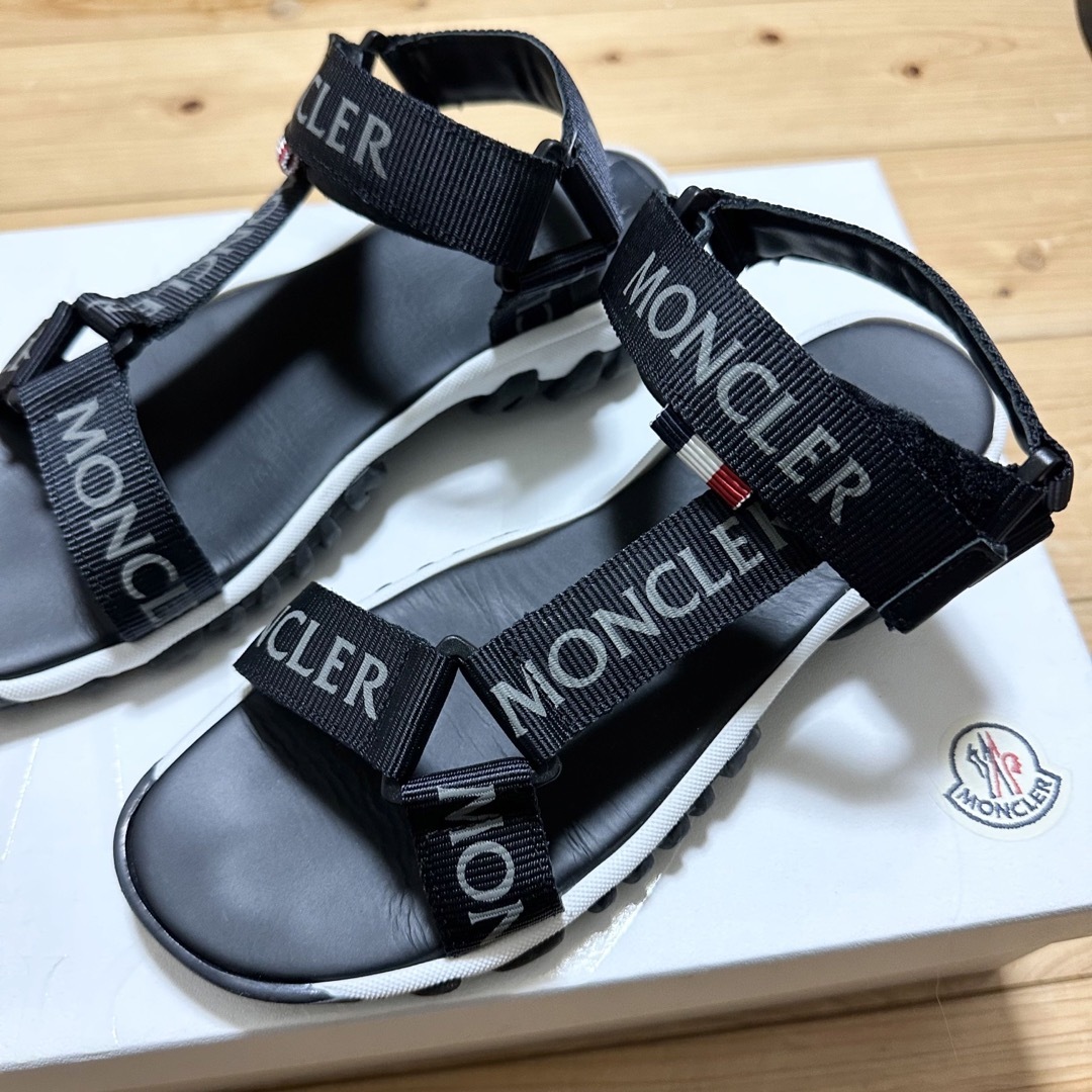 MONCLER(モンクレール)の美品　モンクレール　サンダル　24cm 23.5cm  ブラック　1度のみ使用 レディースの靴/シューズ(サンダル)の商品写真