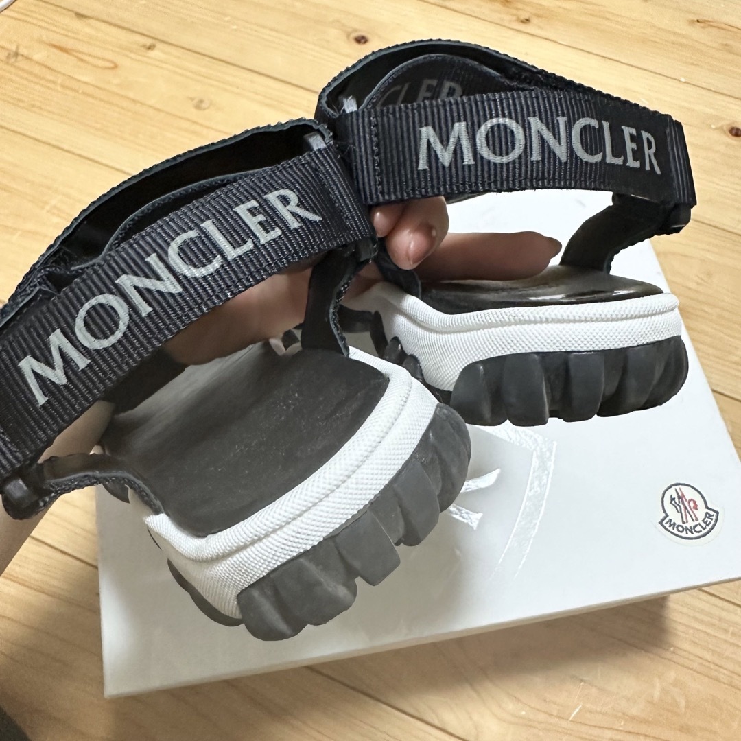 MONCLER(モンクレール)の美品　モンクレール　サンダル　24cm 23.5cm  ブラック　1度のみ使用 レディースの靴/シューズ(サンダル)の商品写真