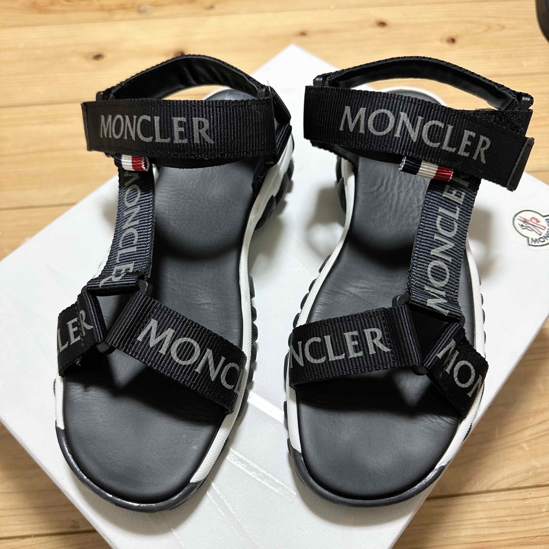 MONCLER(モンクレール)の美品　モンクレール　サンダル　24cm 23.5cm  ブラック　1度のみ使用 レディースの靴/シューズ(サンダル)の商品写真