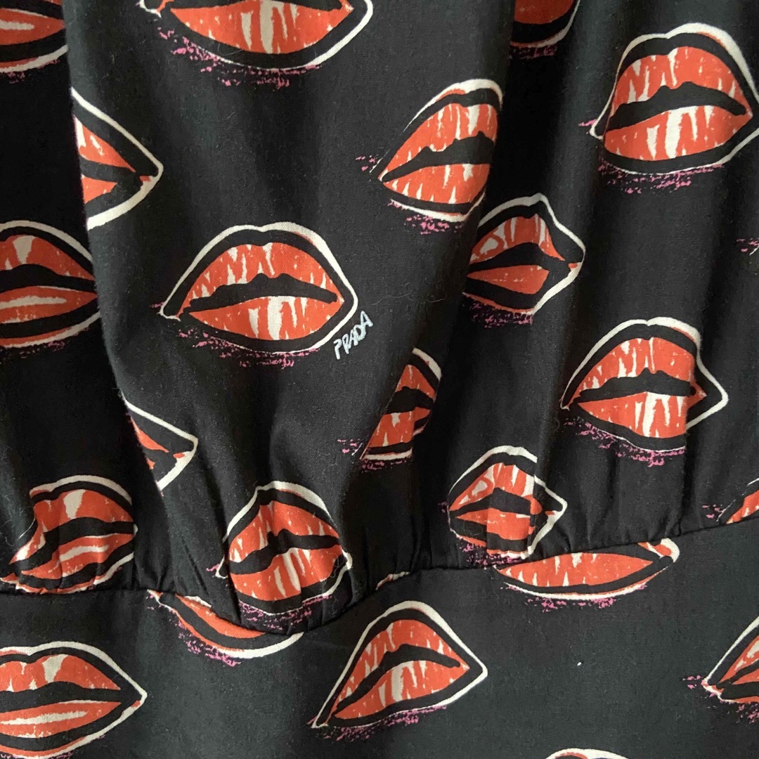 PRADA - 美品 PRADA プラダ ワンピース 半袖 リップ柄 総柄 ブラック