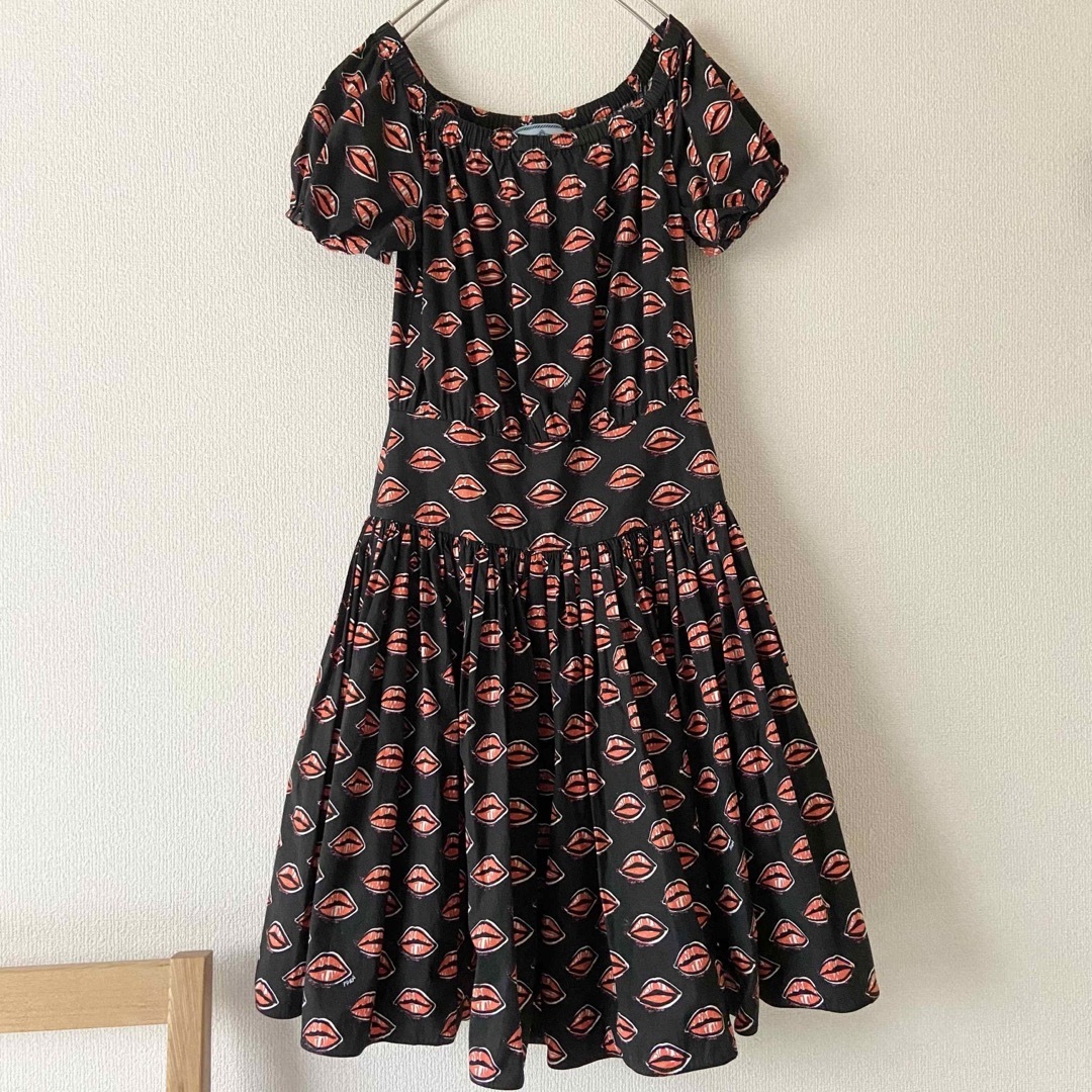 PRADA - 美品 PRADA プラダ ワンピース 半袖 リップ柄 総柄 ブラック