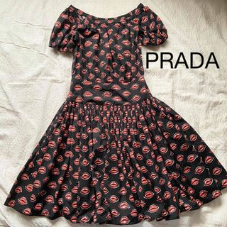 プラダ(PRADA)の美品　PRADA プラダ ワンピース 半袖 リップ柄 総柄 ブラック コットン(ひざ丈ワンピース)