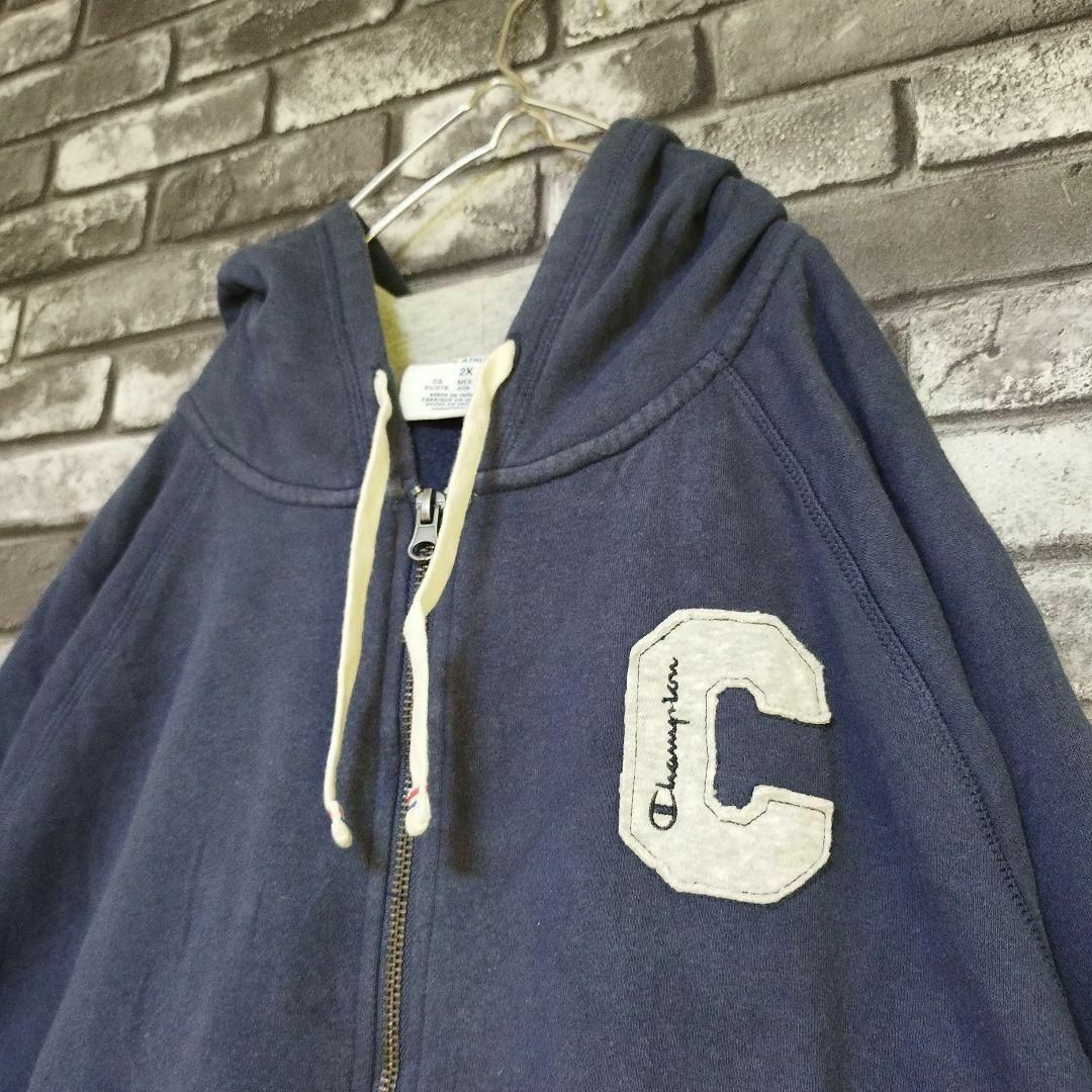 Champion(チャンピオン)のチャンピオンフーディーパーカー刺繍ワンポイントデカロゴネイビービッグシルエット メンズのトップス(パーカー)の商品写真