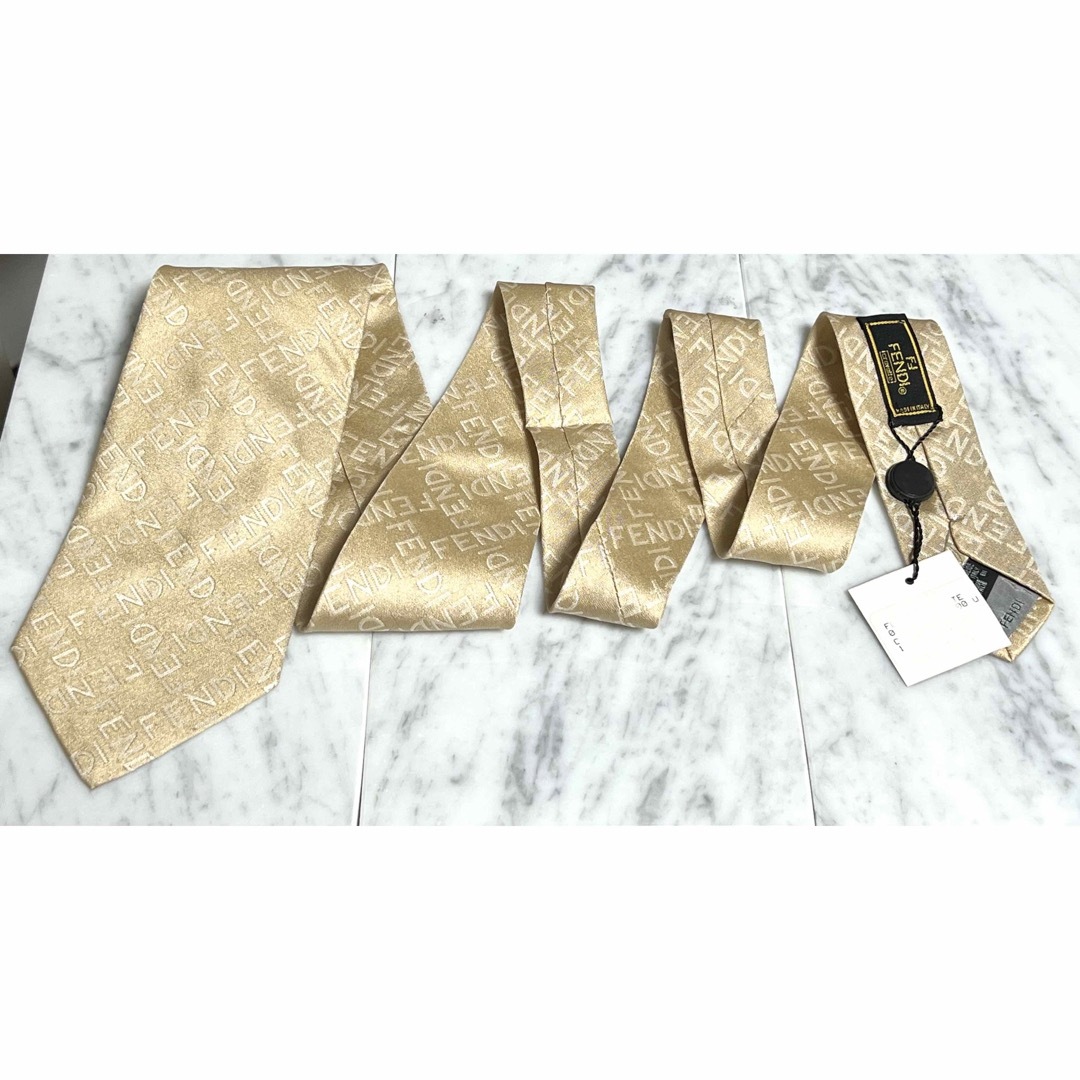 ✨️超レア品✨️新品✨️ FENDI フェンディ デカロゴ柄 ゴールド