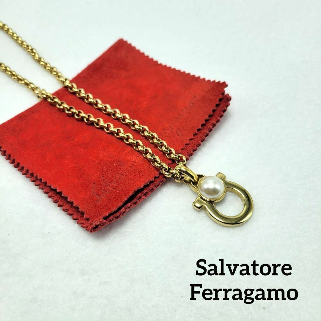 Salvatore Ferragamo(サルヴァトーレフェラガモ)の【美品】Ferragamo ネックレス ガンチーニ パール ゴールド レディースのアクセサリー(ネックレス)の商品写真