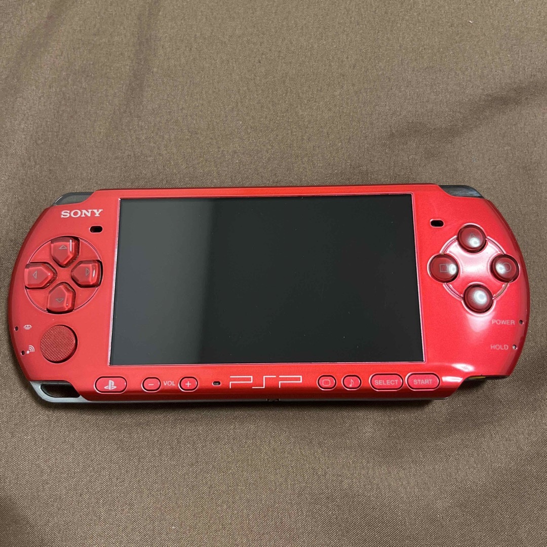 SONY(ソニー)のPSP-3000 ラディアントレッド  ソフト6個セット エンタメ/ホビーのゲームソフト/ゲーム機本体(携帯用ゲーム機本体)の商品写真