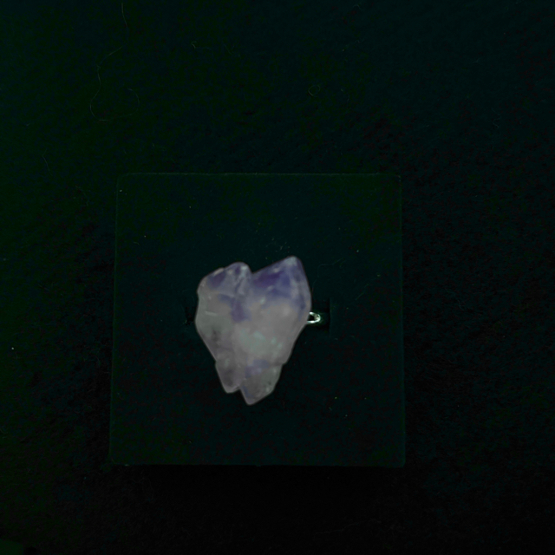 ZARA(ザラ)のラベンダー　天然クリスタル石　紫銀色リング　天然石　水晶石　縁起物　ゆめかわ レディースのアクセサリー(リング(指輪))の商品写真