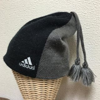 アディダス(adidas)のアディダス 可愛いフリンジ付き 紳士 ニット帽 (ニット帽/ビーニー)