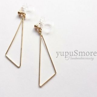 シンプル三角　イヤリングorピアス(イヤリング)