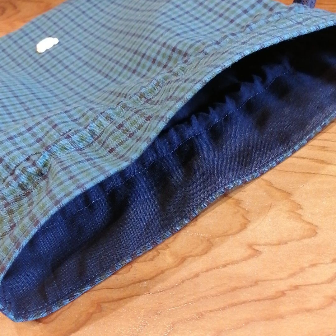 【ハンドメイド】　ファミリア　　青チェック　　　巾着　✨　給食袋　♥ワッペン付♥ ハンドメイドのキッズ/ベビー(外出用品)の商品写真