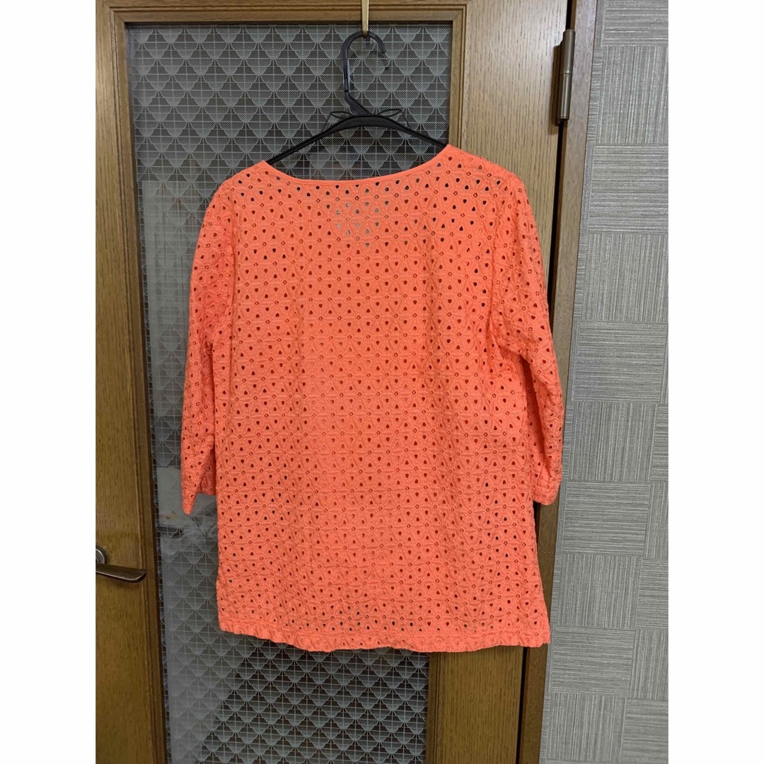 TALBOTS(タルボット)のTALBOTS フラワーカットワークレース　コーラルオレンジ　カットソー レディースのトップス(カットソー(長袖/七分))の商品写真