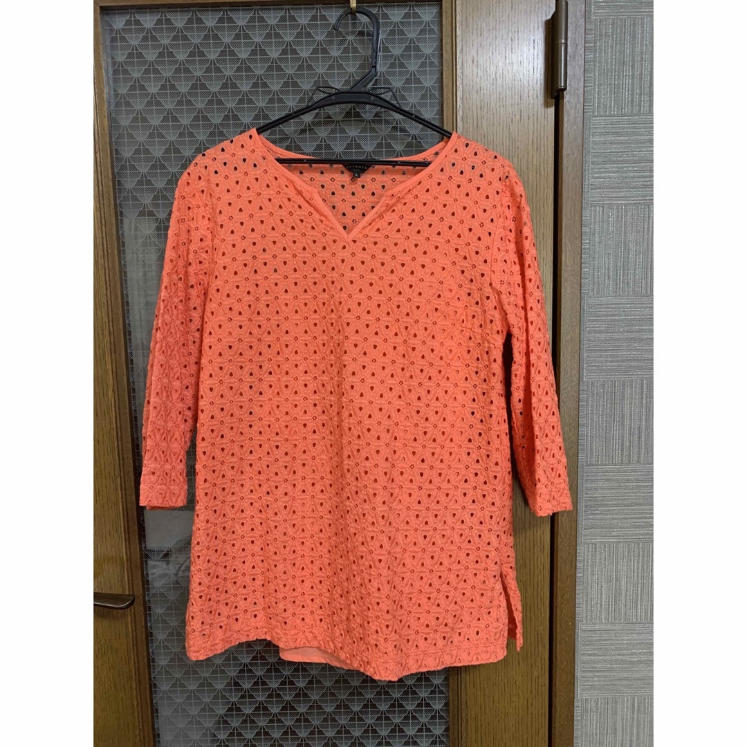 TALBOTS(タルボット)のTALBOTS フラワーカットワークレース　コーラルオレンジ　カットソー レディースのトップス(カットソー(長袖/七分))の商品写真